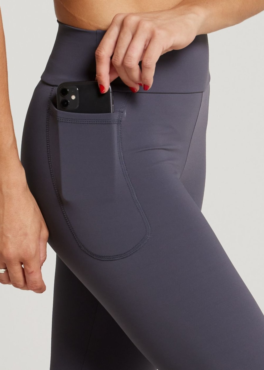 BERMUDA CICLISTA LISA COM BOLSO NG CINZA