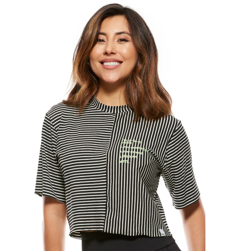 BLUSA CROPPED LISTRADA IMAGINE PRETA BLUSA CROPPED LISTRADA IMAGINE PRETA