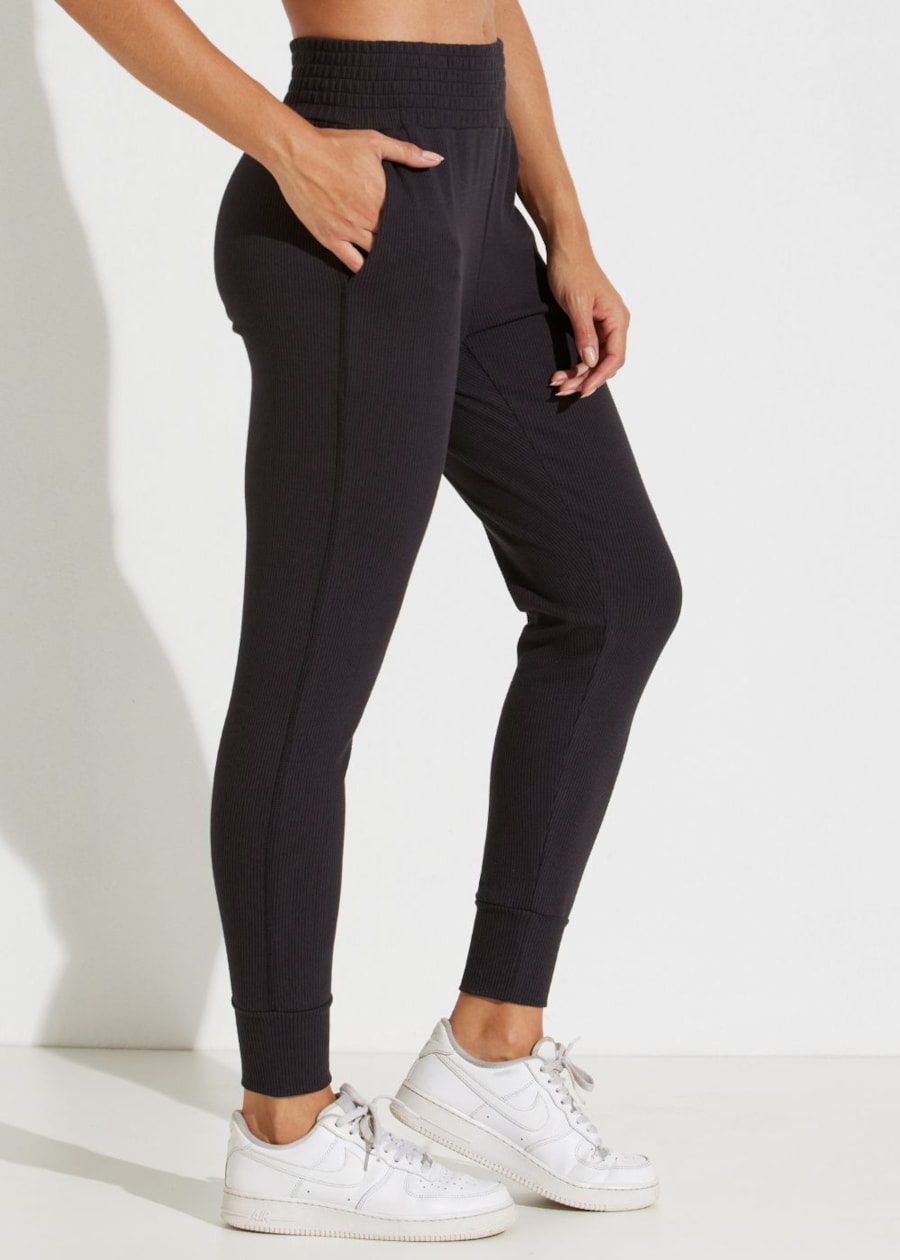 CALÇA JOGGER MONTMARTRE COM BOLSOS PRETA