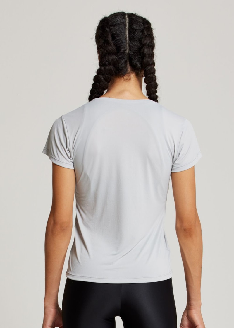 CAMISETA BABY LOOK DE POLIAMIDA AIR 6.AM CLUB CINZA