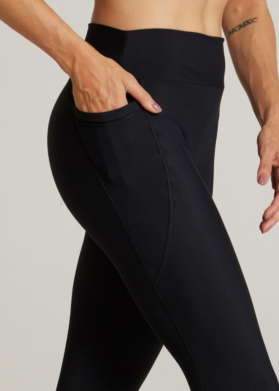 LEGGING CANELADA COM BOLSO LIVING TX - PRETO