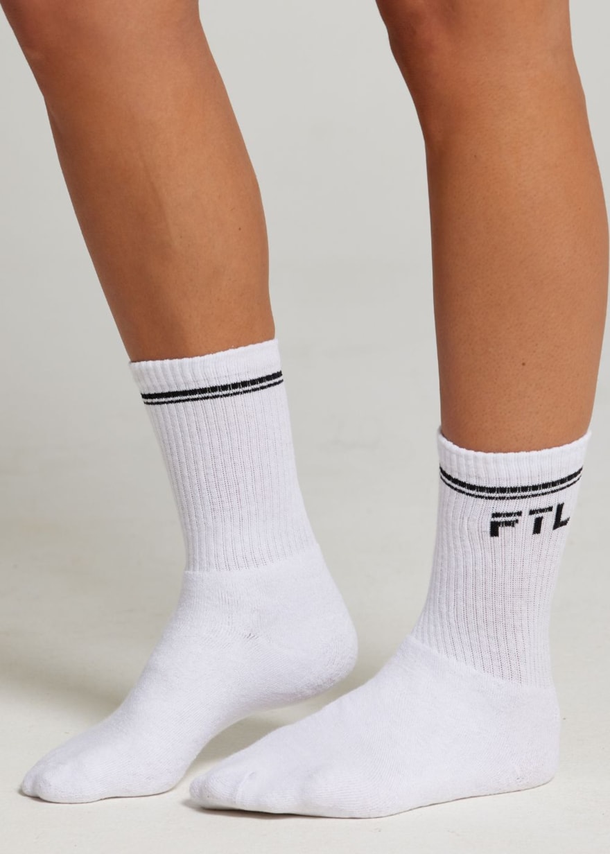 MEIA CANO MÉDIO STRIPES BRANCO COM PRETO MEIA CANO MÉDIO STRIPES BRANCO COM PRETO