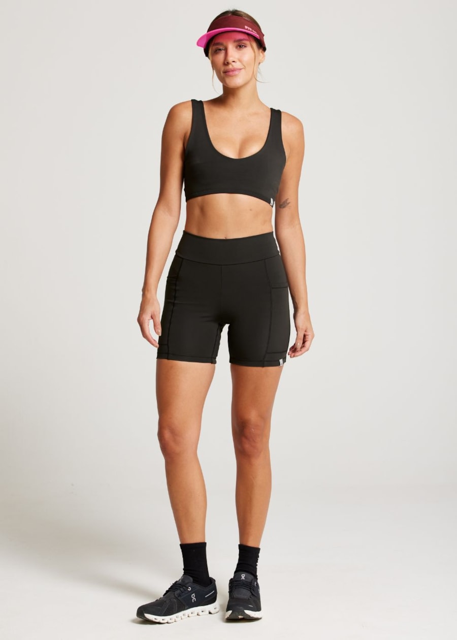 SHORT COM BOLSOS RUNNER PRETO