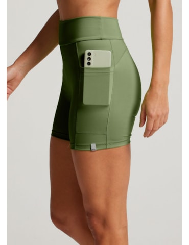 SHORT COM BOLSOS RUNNER VERDE OLIVA