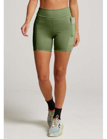 SHORT COM BOLSOS RUNNER VERDE OLIVA