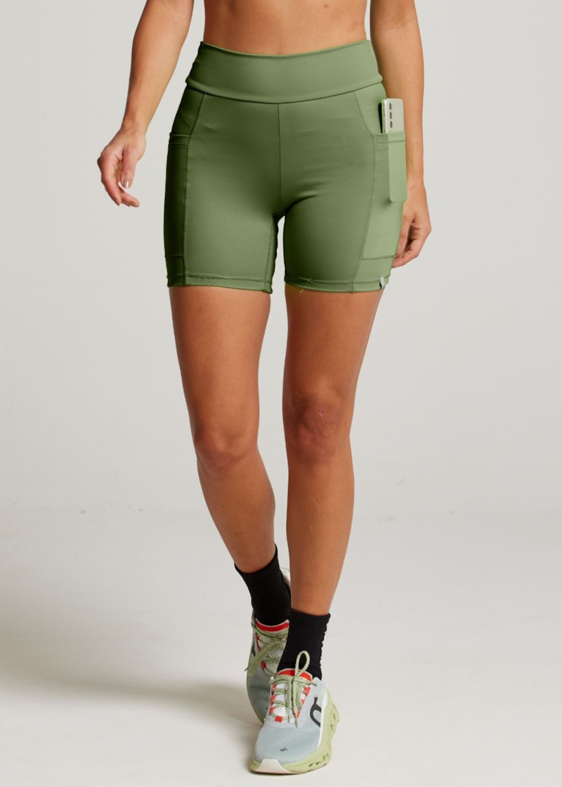 SHORT COM BOLSOS RUNNER VERDE OLIVA