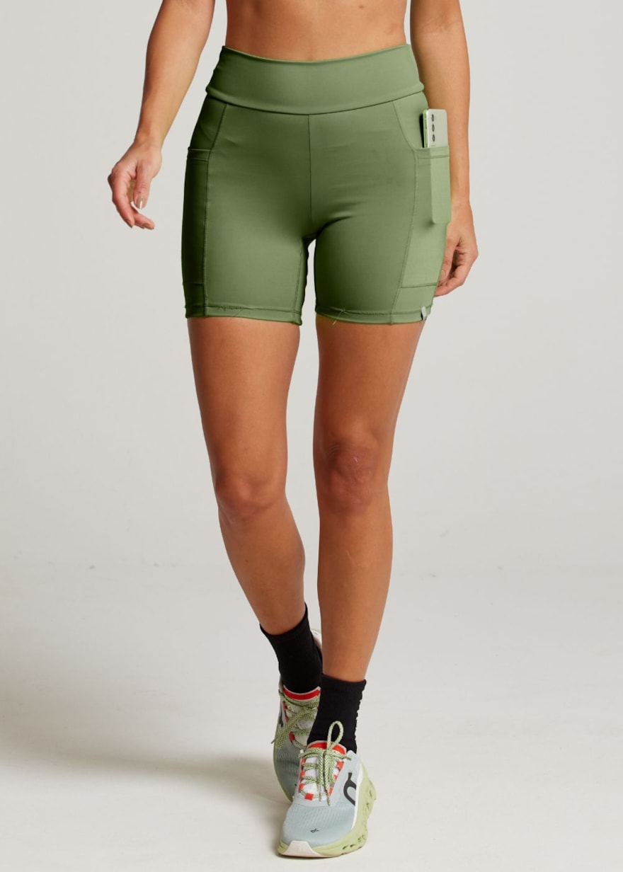 SHORT COM BOLSOS RUNNER VERDE OLIVA