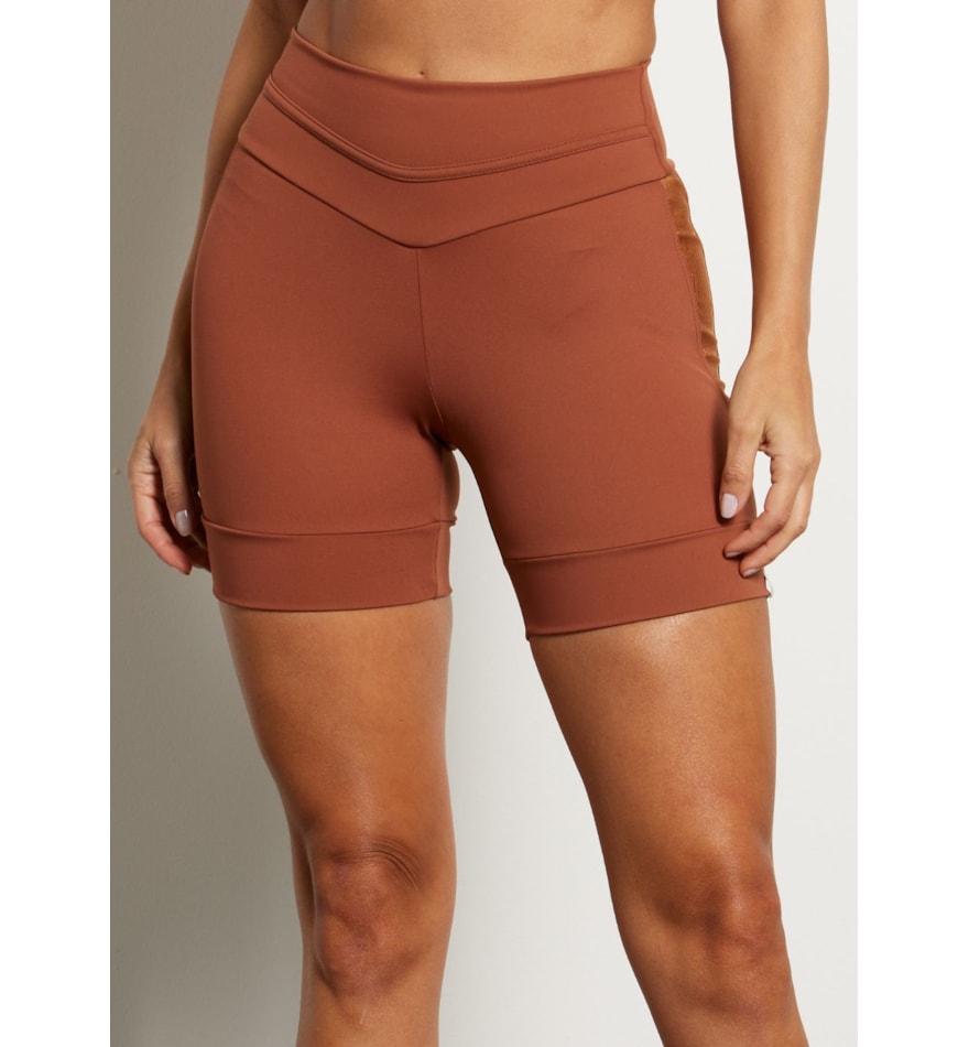 SHORT COM RECORTES MOTION AR MARROM