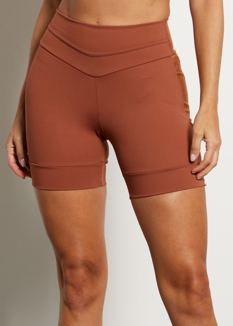 SHORT COM RECORTES MOTION AR MARROM