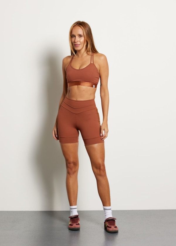 SHORT COM RECORTES MOTION AR MARROM