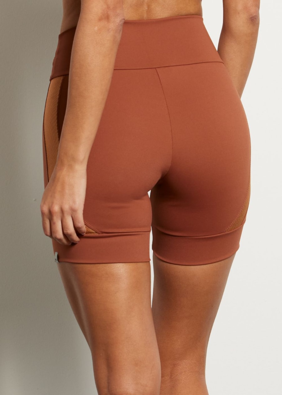 SHORT COM RECORTES MOTION AR MARROM