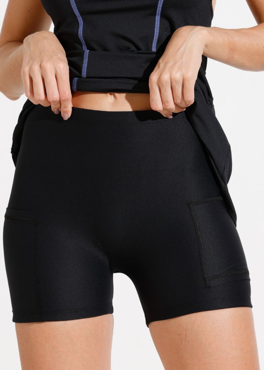 VESTIDO SUMMIT PRETO COM SHORT E BOLSOS